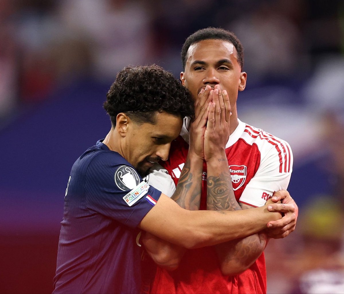 Paris_sginfos's tweet photo. 🔴🔵🌟🌟 Marquinhos sur son geste envers Gabriel Magalhães : « J'étais prêt à fêter ça, mais dès que j'ai commencé à courir, l'image de Gabi m'est revenue en mémoire. C'est la même image que celle de mon penalty manqué lors de la Coupe du Monde 2022. »

« À ce moment-là, j'ai pensé à mon coéquipier et j'ai ressenti de l'empathie. Ayant moi-même vécu une épreuve similaire, je sais le poids que cela représente. »

« Cela fait partie de notre carrière, et avec le temps, on l'accepte mieux et cette cicatrice devient une source de motivation. Mais ce genre de moment est très difficile, surtout quand on espère marquer ce penalty. »

« Je ne sais pas ce qu'il a ressenti, mais pour moi, c'était dur. J'aurais tellement aimé recevoir une accolade à ce moment-là. J'ai interrompu ma célébration pour aller le voir et le prendre dans mes bras. »
