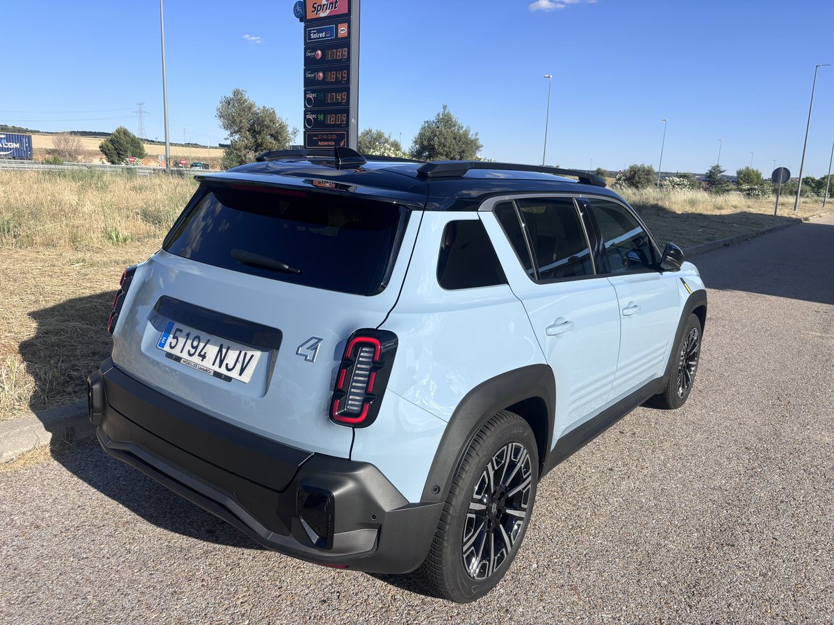 AdalidMotor's tweet photo. Hoy en #MisViajesEléctricos MAD-VLC  con el flamante Renault 4 

Gama desde 28.700 (con 308 km de alcance)
31.700 con 408 km
35.600  euros este acabado Iconic
Por cierto, coche @autobestEU en Europa 
Dudas?
Os leo 👇🏻 https://t.co/DaELhbyspb