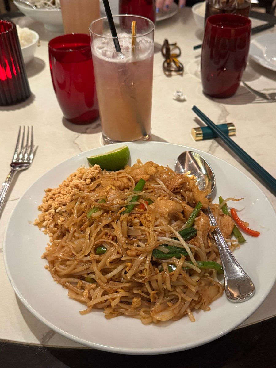 JoJoHall16's tweet photo. Day 2 in Las Vegas: 

Going to New York New York, visiting the Friends Experience at MGM, eating lunch at a Chinese restaurant, and a viewing of The Wizard of Oz at the Sphere!

A very fun day, indeed! https://t.co/ec98cHFTd9