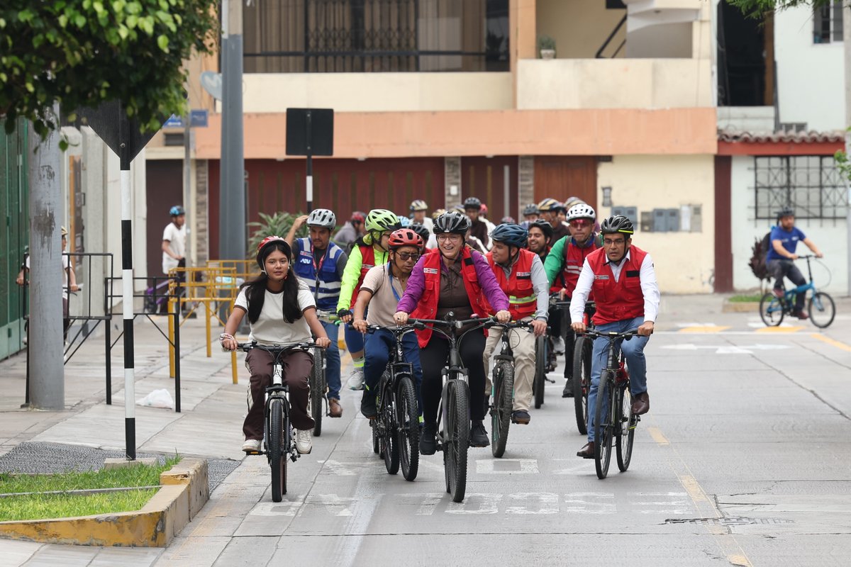 MTC_GobPeru's tweet photo. 🚴‍♀️ En el marco del Día Mundial de la Bicicleta, el viceministro de Transportes del #MTC, Juan del Carmen Haro Muñoz, y la jefa de Gabinete de Asesores, Ana Reátegui Napurí,  junto a la directora de la Oficina de Gestión de Talento Humano y director de Seguridad Vial del #MTC, participaron en una bicicleteada junto a estudiantes de diversas instituciones educativas del distrito de San Miguel.

🚲 "El MTC promueve el uso de la bicicleta como un medio de transporte sostenible, saludable y que contribuye a la integración social", señaló el viceministro Haro durante la ceremonia. 

💚 Desde el #MTC reafirmamos nuestro compromiso con la promoción de medios de transporte sostenibles que contribuyan a mejorar la calidad de vida de la ciudadanía.