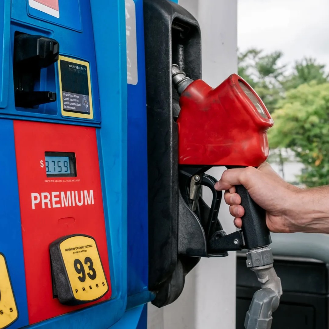 factpostnews's tweet photo. New reporting reveals commercial truck drivers are driving slower to increase fuel efficiency as gas prices soar. https://t.co/rZXrgB7ZIF