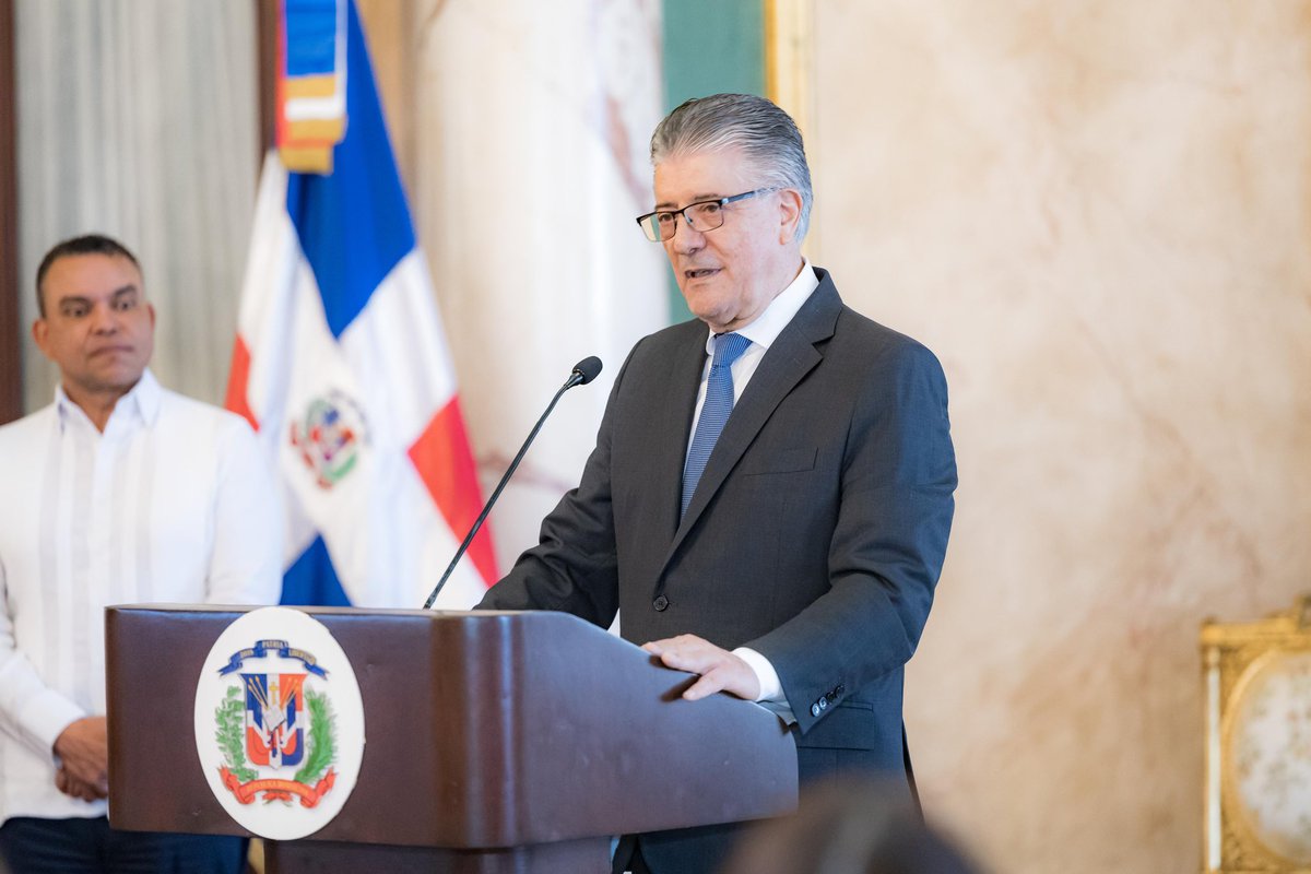 PresidenciaRD's tweet photo. El Pdte. @LuisAbinader juramentó el Comité Dominicano de Salud Mental Penitenciaria, una iniciativa que marca un paso histórico en el fortalecimiento de la atención integral de la salud mental y en la promoción de procesos de rehabilitación y reinserción social más humanos. https://t.co/1JUrdQ79rM