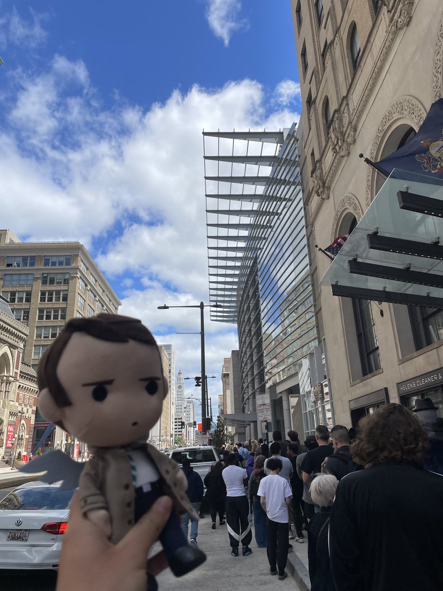 castielnui's tweet photo. castiel nui waits in line https://t.co/I6TW8cQXUP