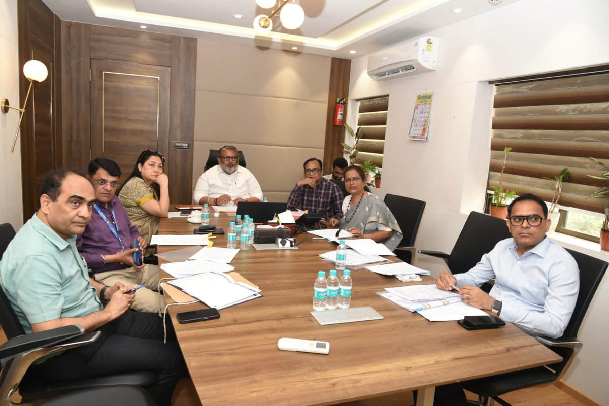 advakash's tweet photo. माथाडी कामगारांकडून ५० किलोपेक्षा अधिक वजनाची हाताळणी होऊ नये तसेच यासंदर्भातील केंद्रीय श्रम मंत्रालयाच्या निर्देशांची राज्यात प्रभावी अंमलबजावणी करण्याच्या अनुषंगाने आज मुंबई येथे संबंधित अधिकारी, माथाडी कामगार संघटना व व्यापारी महाराष्ट्र https://t.co/4nyvfl1mKA