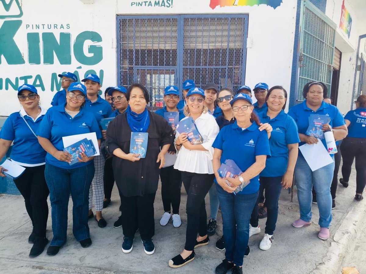MMujerRD's tweet photo. En coordinación con la Alcaldía de Santo Domingo Este, desarrollamos una jornada comunitaria puerta a puerta para acercar a la población herramientas de prevención, orientación y acceso a los servicios que ofrece el Ministerio de la Mujer.

#MMujerRD #PrevenciónDeLaViolencia https://t.co/OeKZxH1KH3