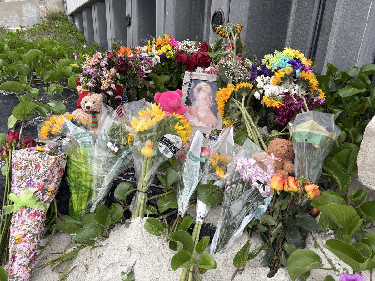 Fox35Matt's tweet photo. Well-wishers in Volusia County are honoring Tammy Jo Baker, a toll attendant killed in a crash near the beach. @VolusiaSheriff has arrested Deanna Harrell for the killing. Sheriff Chitwood says Harrell was drinking before the accident. #FOX35 https://t.co/tLnzeDlJGE
