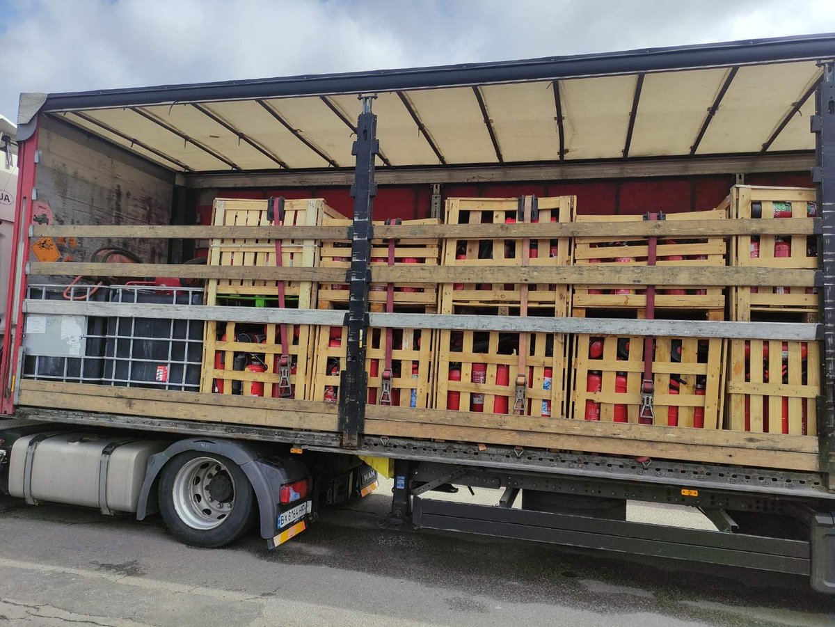 DutchCossack's tweet photo. Apart from nets, we send fire extinguishers. Today another truck was loaded and is now on its way to Life Guardians Ukraine, Stichting Life Guardians’ sister organisation in Kyiv.
Stichting Life Guardians NL82INGB0115078665 / https://t.co/OIS2gpyr0e / https://t.co/jWni5LrJqF https://t.co/JpLa88u7Mc