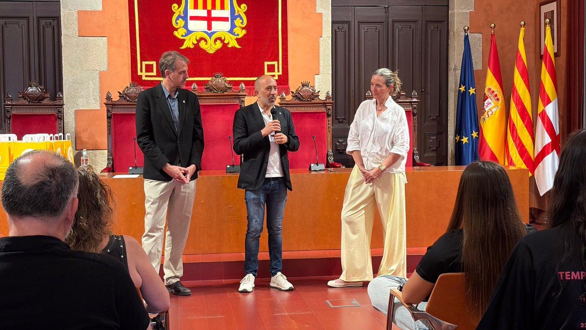 ajmanresa's tweet photo. 🏀 L'Ajuntament de Manresa ha celebrat l'ascens del Sènior B del Manresa Club Bàsquet Femení a la Copa Catalunya. L'alcalde @marc_aloy i el regidor @anjovalenti han felicitat l'equip per la magnífica temporada i han lliurat obsequis a totes les integrants. Enhorabona equip! 👏👏 https://t.co/NAdDghwOmb