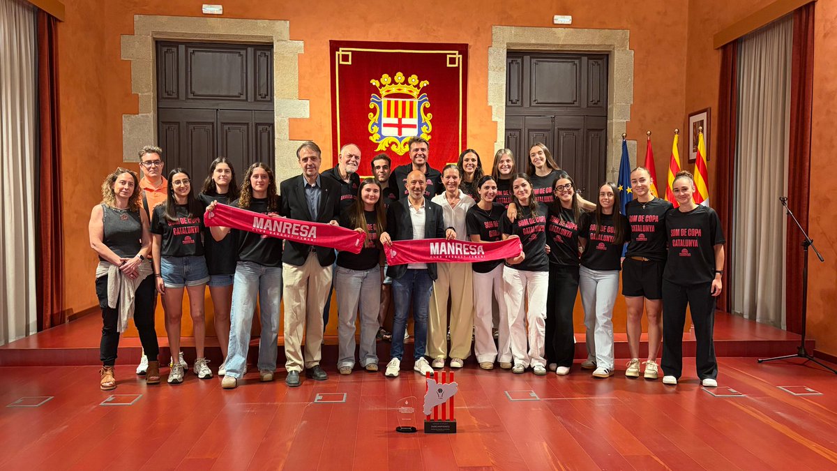 ajmanresa's tweet photo. 🏀 L'Ajuntament de Manresa ha celebrat l'ascens del Sènior B del Manresa Club Bàsquet Femení a la Copa Catalunya. L'alcalde @marc_aloy i el regidor @anjovalenti han felicitat l'equip per la magnífica temporada i han lliurat obsequis a totes les integrants. Enhorabona equip! 👏👏 https://t.co/NAdDghwOmb