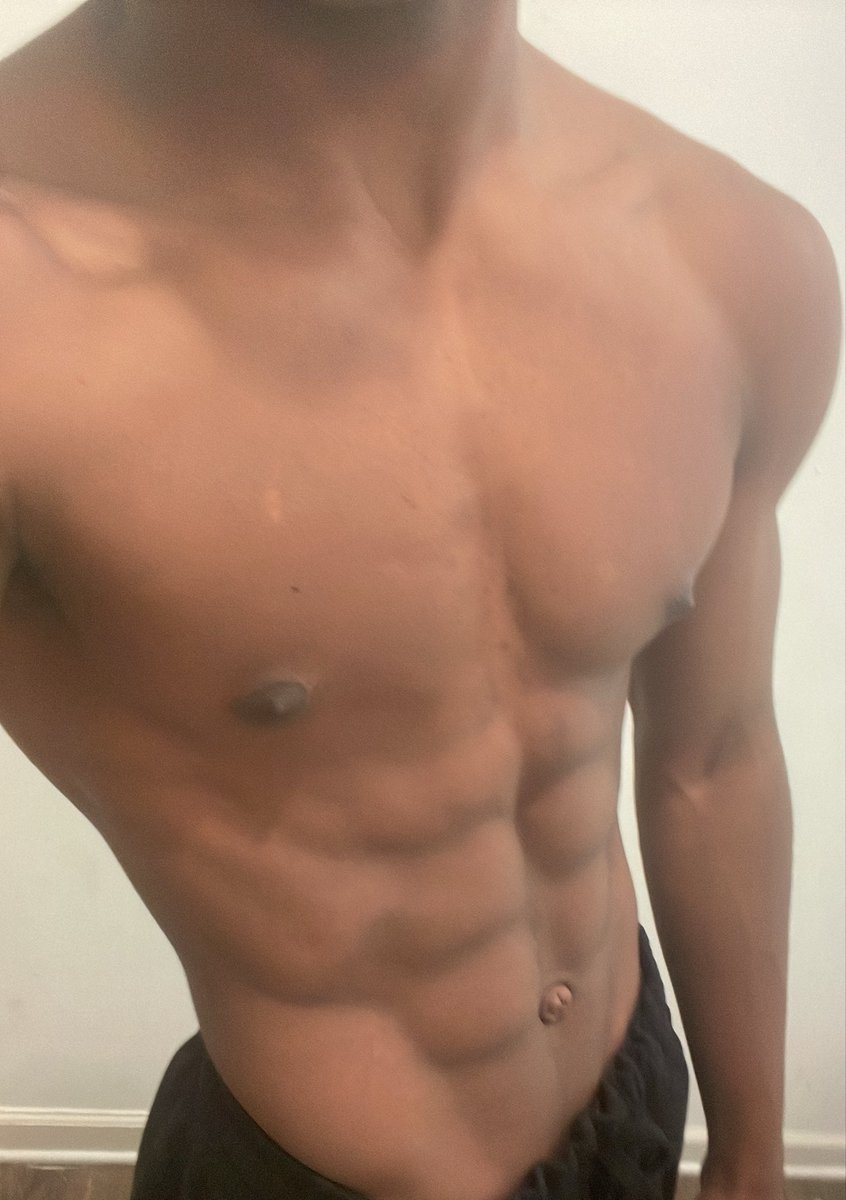 juxtaposishawn's tweet photo. Haven’t worked out in days now my veins are disappearing 😪 https://t.co/BdvS4mTxcs