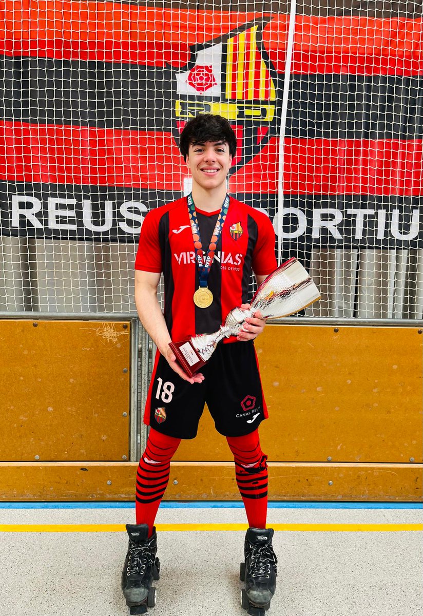 INSBaixCamp's tweet photo. 🏆 CAMPIÓ D'ESPANYA! 🏆
Enhorabona a en Roger Rodríguez, alumne de 2n de Batxillerat, campió d'Espanya d'hoquei patins amb el Júnior A del @ReusDeportiu! ❤️‍🔥🖤
Doblet de títols: Espanya i Catalunya. Final guanyada als penals al CH Caldes (1-1; 3-1).
Orgull ganxet! 🛼 https://t.co/em6HdCqgFs