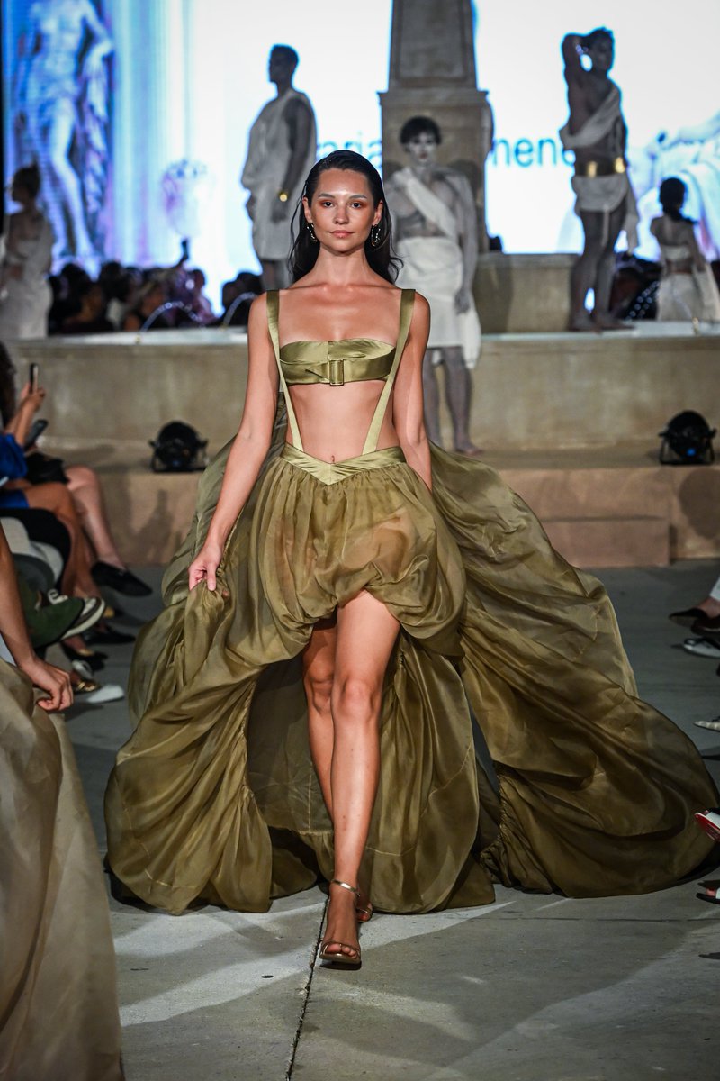 MidWoman's tweet photo. ISTITUTO MARAGONI MIAMI PRESENTA “LA GRANDE BELLEZZA” ✨
El miércoles pasado se celebró el tercer desfile anual de Istituto @marangoni_miami, La Grande Bellezza, celebrado en Jungle Plaza dentro del Miami Design District.

🧵👇🏻 https://t.co/rPfe8qQlD6