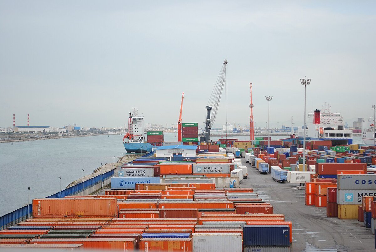 TounesKhadra's tweet photo. 🇹🇳 🇧🇪 | L’Office de la Marine Marchande et des Ports (OMMP) a signé un contrat de dragage d’un montant de 125 millions de dinars (36 millions d’euros) avec le groupe belge DEME.

▪️ Les travaux concernent les ports de Sousse, Menzel Bourguiba/Bizerte et Radès/La Goulette. Ils incluront la construction de digues de confinement et d’importantes opérations de dragage, dans le cadre de la stratégie de modernisation des infrastructures portuaires tunisiennes.

#Tunisie #Tunisia #تونس