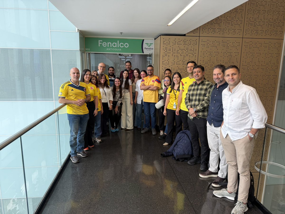 Majobernalgavi1's tweet photo. Comité de repuestos. 

Nuestros empresarios tienen la camiseta puesta por Colombia 🇨🇴💪🏾 https://t.co/SaKBXs55Qe