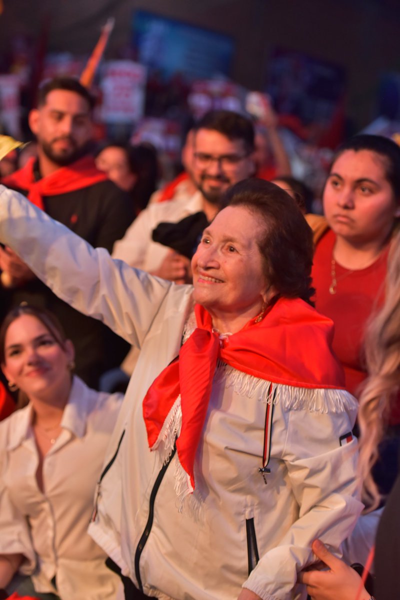 Arnaldopy's tweet photo. Cerré esta campaña contento, rodeado de los pilares de mi vida: mamá, mis hermanos, mi señora y mis hijos.
Gracias de corazón por acompañarme y sostenerme en cada momento de mi vida. La pelea por recuperar nuestro partido y devolver la dignidad a la capital es también por el futuro de nuestras familias.