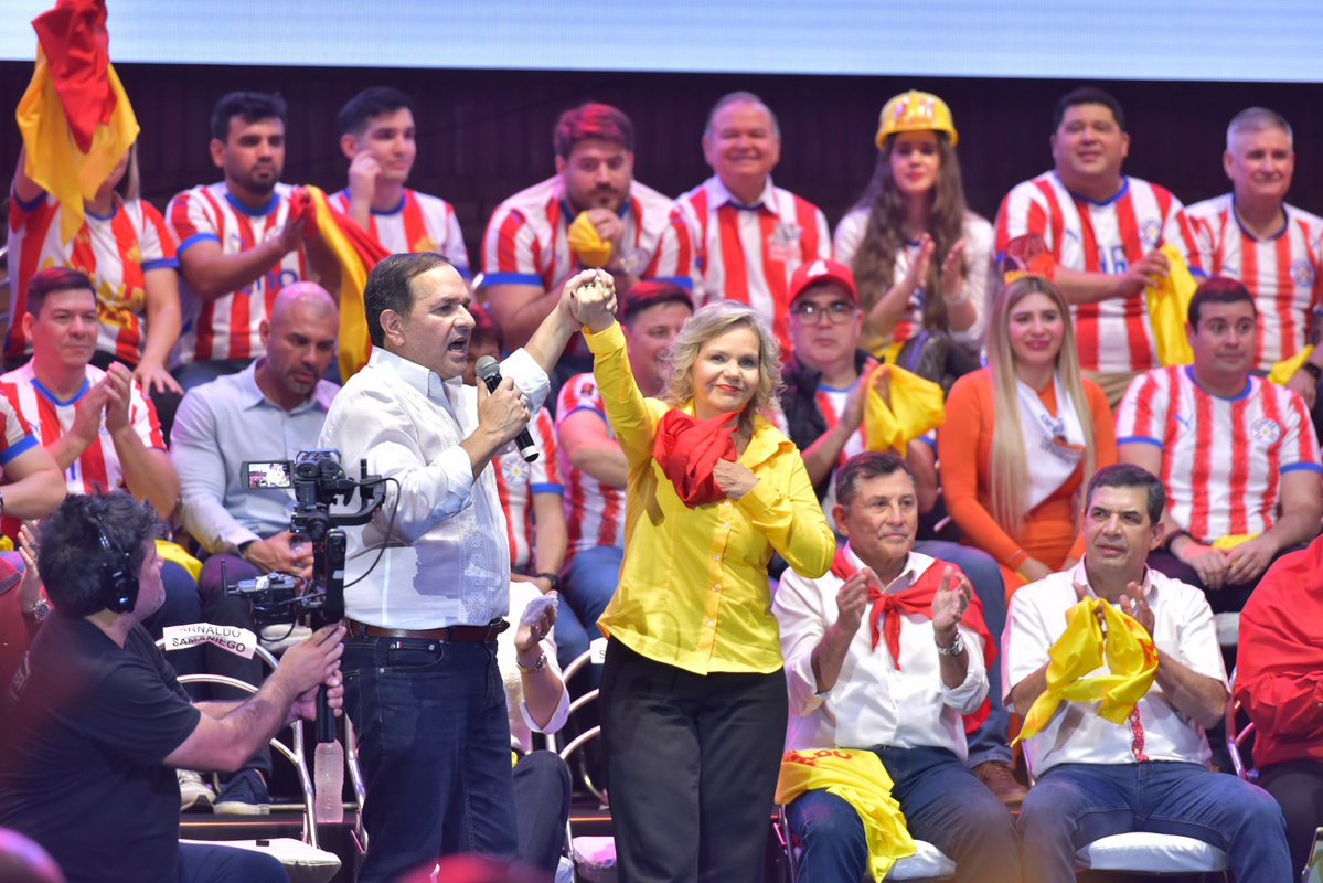 Arnaldopy's tweet photo. Cerré esta campaña contento, rodeado de los pilares de mi vida: mamá, mis hermanos, mi señora y mis hijos.
Gracias de corazón por acompañarme y sostenerme en cada momento de mi vida. La pelea por recuperar nuestro partido y devolver la dignidad a la capital es también por el futuro de nuestras familias.