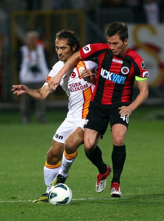 G_Birligi_Haber's tweet photo. Cem Can gündemde!

Gençlerbirliği'nde Ekber Düzgün'ün görevi bırakmasının ardından sportif direktörlük koltuğuna Cem Can'ın oturması bekleniyor.

Bir süredir görev için adı geçen Cem Can, bugün kulübe gelerek Başkan Arda Çakmak ile görüştü ve sonrasında yönetim kurulu üyeleriyle tanıştı.

Futbolculuğu döneminde 2009-2014 yılları arasında Gençlerbirliği forması da giyen Cem Can takım kaptanlığı da yapmıştı.

Aksi bir gelişme olmazsa Cem Can, Gençlerbirliği'nin yeni sportif direktörü olacak.