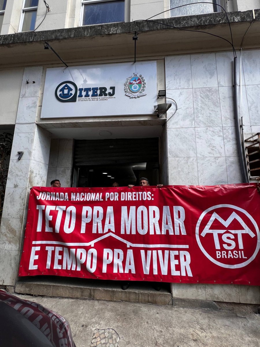 mtst's tweet photo. ✊🏾 OCUPAMOS O ITERJ ✊🏾

Ocupamos o Iterj pelos títulos de posse das famílias da FICAP e pela regularização da Ocupação Dandara!

O povo não pode esperar 20 anos! 
Venceremos! #mtstRJ https://t.co/UVnc7CnnFL
