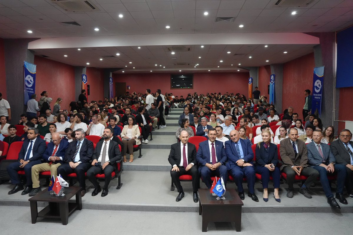 muratikinci2's tweet photo. Geleceğin teknolojilerini inşa edecek olan gençlerimizle Türk Hava Kurumu Üniversitesi'nde bir araya geldik! 🚀

"Yeni Nesil Teknolojilerin Stratejik Dönüşümünde ROKETSAN'ın Öncü Rolü" başlığı altında, teknolojinin geleceğini ve bu dönüşümün tam merkezinde yer alan ROKETSAN'ın stratejik adımlarını konuştuk.

Emeği geçen herkese teşekkür ediyor, Milli Teknoloji Hamlemizin bayrak taşıyıcısı gençlerimize başarılar diliyorum.

@THKUniversitesi