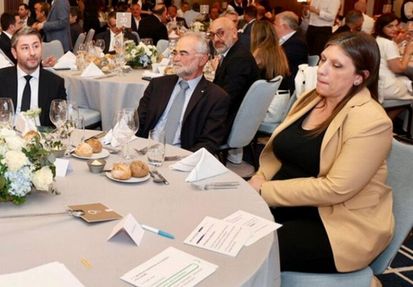 CALDO_G's tweet photo. Κουνιάδα στο οικογενειακό τραπέζι που την άφησαν τελευταία στο σερβίρισμα. https://t.co/smuV5gCdyL