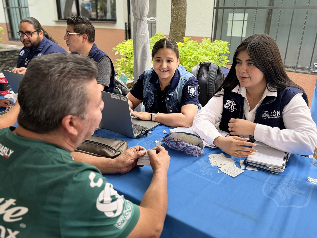 IMUVILEON's tweet photo. El Miércoles Ciudadano nos acerca a ustedes, siempre es un placer recibirlos y atender sus solicitudes. Los esperamos en el traspatio de Presidencia Municipal. 🫶🏻 https://t.co/3TxnlBpv0y
