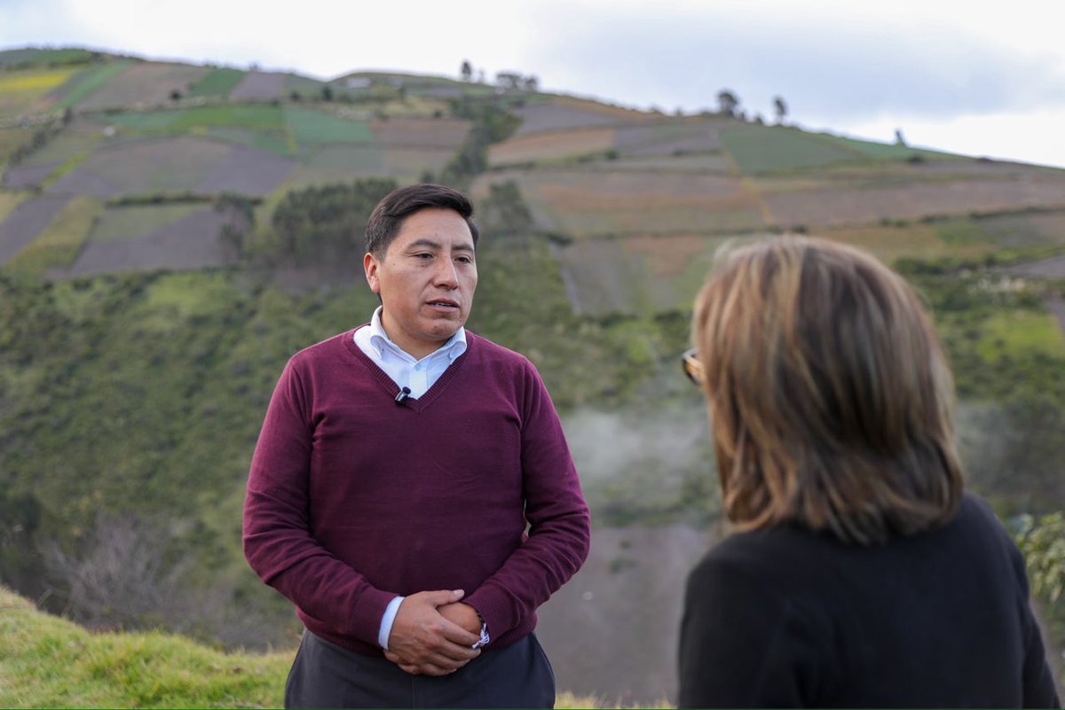 CONAFIPS's tweet photo. 📍Chimborazo | @MaBelenLoor_  visitó en Cahuají Alto a Ericka Carrasco, socia de la Cooperativa PAIS y beneficiaria de un crédito de bioeconomía para fortalecer sus cultivos de chocho y maíz.

La producción se desarrolla en laderas andinas, donde la agricultura aprovecha las características del territorio para generar ingresos y oportunidades para las familias rurales.
En su última siembra, Ericka contrató a 15 personas de la comunidad. Durante la cosecha, parte de la producción se transporta mediante sistemas de poleas adaptados a las fuertes pendientes del terreno.

A través de la CCooperativa PAIS Ltda. #CONAFIPSimpulsa producción sostenible, empleo y desarrollo en el sector rural.

#CréditosQueCambianVidas #BioEconomía #AgendaSierraCentro