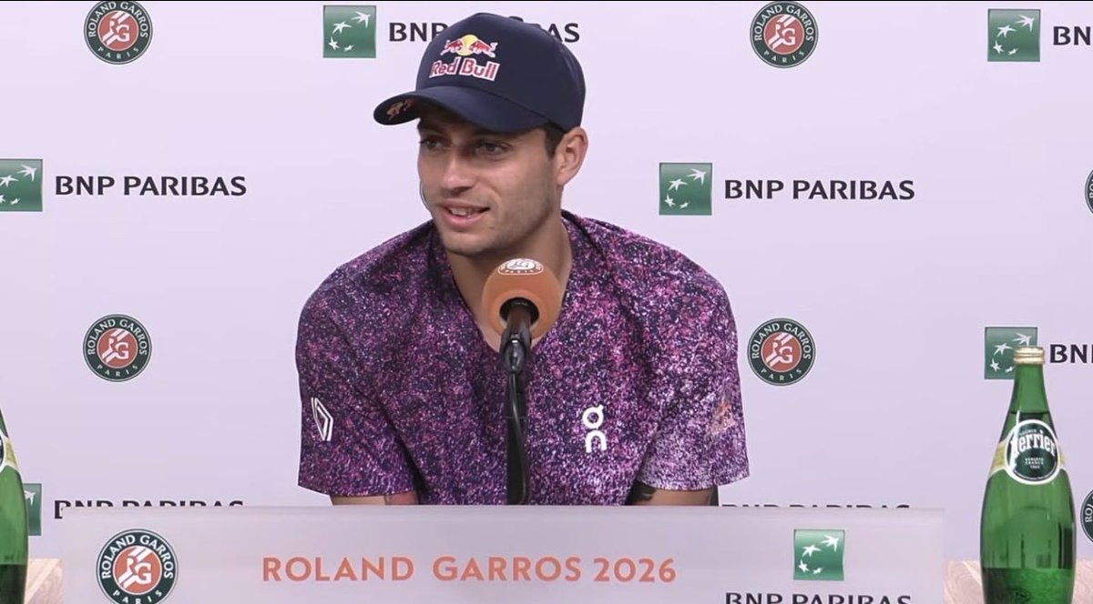 GaeThanoss's tweet photo. Intervista post partita di Cobolli:
“Il primo set è stato deciso dal vento, poi ha vinto il tennista migliore… io.”
“Un italiano in finale, magari puoi essere tu?”
(Si tocca in modo scaramantico)
“E magari speriamo che vada in un altro modo rispetto allo scorso anno.”(ride, ndr) https://t.co/ZnYmeFmRhF