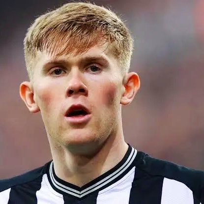 FTBLCore's tweet photo. 🏴󠁧󠁢󠁥󠁮󠁧󠁿⚫️⚪️ Despite speculation linking Lewis Hall with Manchester United, Newcastle insist there is currently nothing to discuss. The club have received no approach from United and have not been informed of any desire from the player to leave, with one source describing the situation simply as: “There is no situation.”, via @LukeEdwardsTele