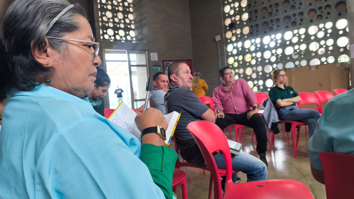 MinAgricultura's tweet photo. 🧵 #ElDato 🔍 | Colombia ya cuenta con más de 900 mil hectáreas de suelos fértiles protegidas como #APPAs en más de 50 municipios, un #FrutoRevoluciónXLaVida. ✊🏽
En #Antioquia, 📍 ¡ya son más de 102.800 hectáreas! 🌾
Lo reafirmamos: salvaguardar la tierra que produce alimentos es proteger nuestro futuro. ⛰️