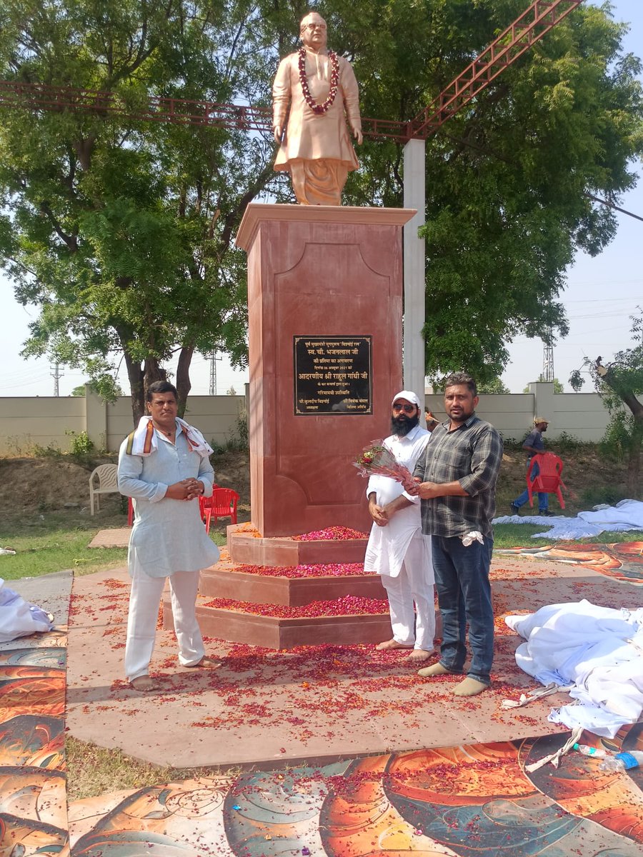 SureshBishno's tweet photo. हरियाणा के पूर्व मुख्यमंत्री युगपुरुष विकास पुरुष, 36 बिरादरी के मसीहा स्व. चौ. भजन लाल जी की पुण्यतिथि पर भावपूर्ण नमन! 🙏🏻
आज उनको नम आंखों से श्रद्धांजलि दी
हरियाणा CM साहब माननीय श्री @NayabSainiBJP जी पहुंचे
@bishnoikuldeep
@bbhavyabishnoi 
#HarDilMainBhajanLal https://t.co/PpZrt7Tm5U