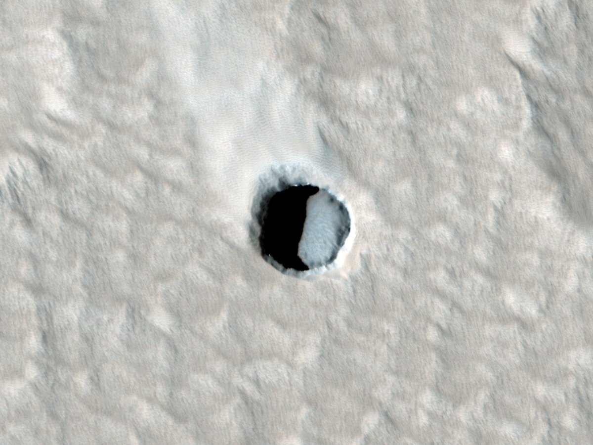 HiRISE's tweet photo. HiPOD: A Pit near Arsia Mons

Previously visible in Context Camera data, our image can determine if any underlying void and associated faults can be observed. Pits may reflect geologically-recent tectonic or volcanic activity.

https://t.co/p6zWOIxuWU
#Mars #NASA #science https://t.co/fZoI4nlirx