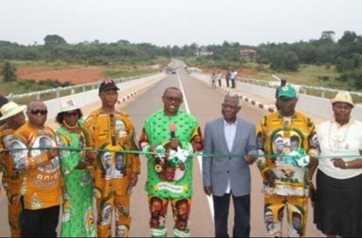 kambbi's tweet photo. @Bayo_Bilisi @AdeHardemola @AdemolaOgudu @AmodaOgunlere @BusayoAdemiku1 @governmentinubu @HighChiefOkoro @oluwasayfunmi @woye1 @EleluAyoola @funshographix ✌🏼 https://t.co/BfSzV4E21o
