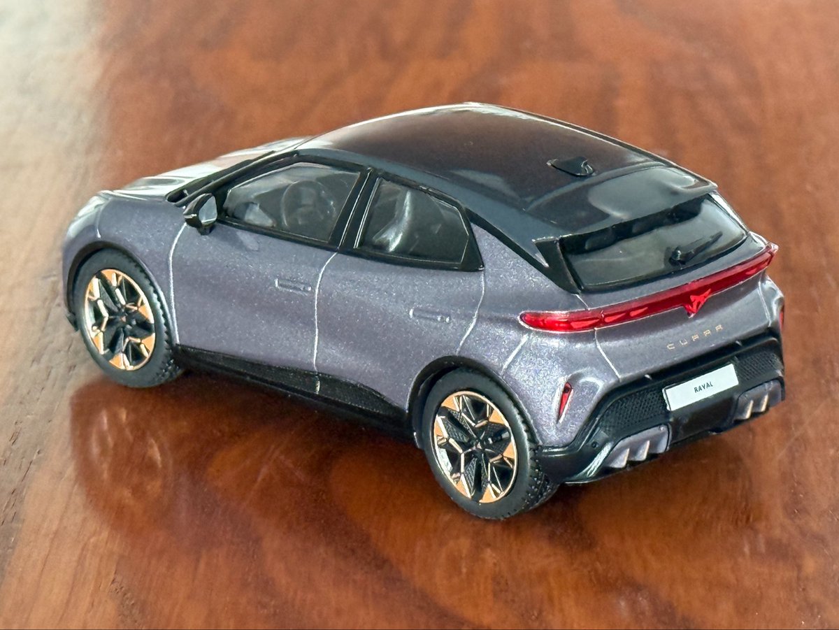 DalmauParera's tweet photo. #43vecesmáspequeños Mi colección. 2317. Cupra Raval. Hoy se ha celebrado el inicio de la producción de este nuevo coche eléctrico en Martorell, así que era el día perfecto para su entrada en la colección. Tiene, de momento, 211 o 224 CV y batería de 54 kWh. Miniatura de Ixo. https://t.co/M3sEveCjw8