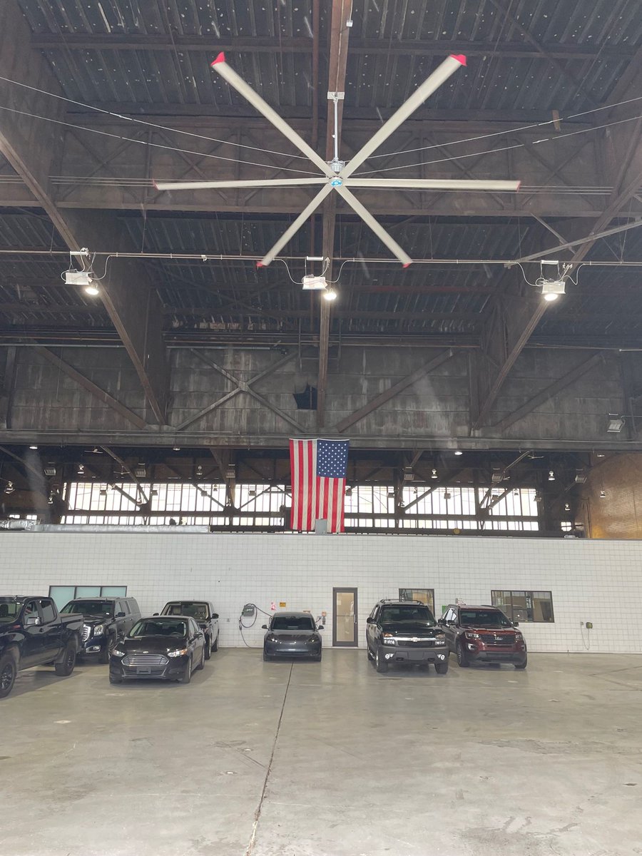 SkyBladeFans's tweet photo. Clean setup. Powerful airflow. American pride.  The Fantom fan built for large commercial and industrial spaces  #FantomFan #PowerfulAirflow #WarehouseCooling https://t.co/2aajFrZaPC