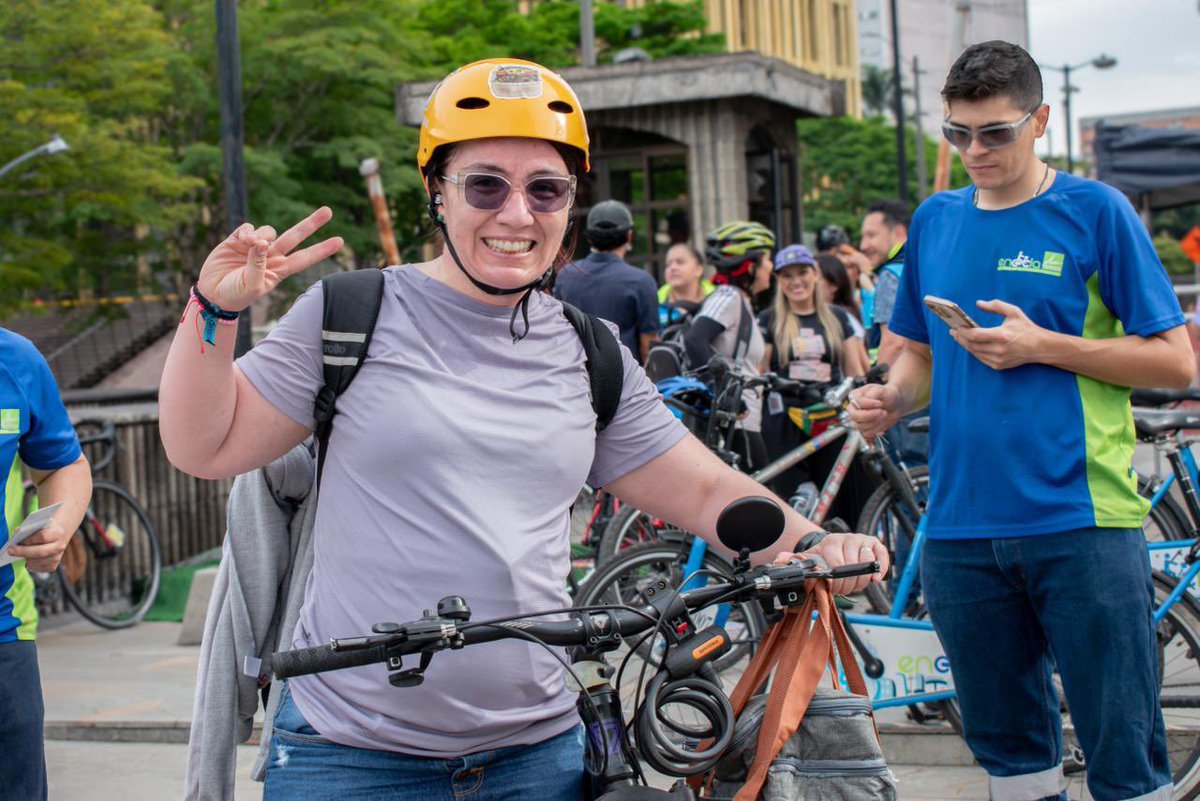 EnCicla's tweet photo. En el Día Mundial de la Bicicleta llegamos Al Trabajo en Bici🚴‍♀️🌎

Una estrategia que impulsa la movilidad sostenible y transforma la forma de movernos por el Valle de Aburrá💚

Cambiamos el volante por la bicicleta para construir bienestar. 🌱✨ https://t.co/B8dqvsiNFX