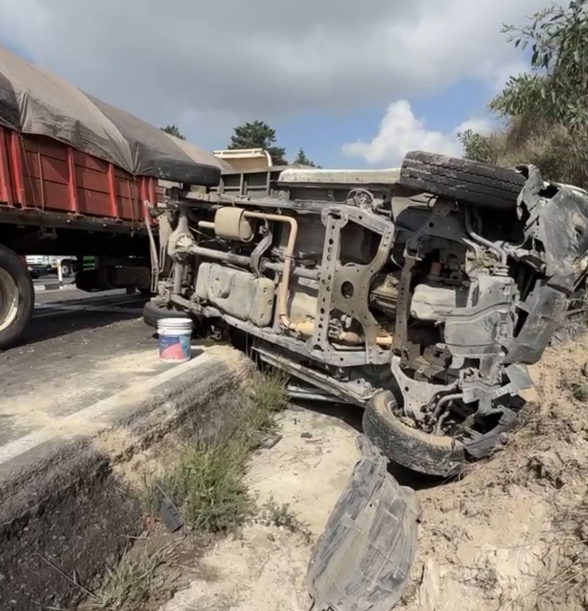 valkiriaonline's tweet photo. #ReporteVial🚘| Un tráiler presuntamente afectado por una falla mecánica embistió varios vehículos y una unidad de #ATAH sobre la carretera #Tlaxcala– #Apizaco, con dirección a Tlaxcala, a la altura de San Esteban Tizatlán, dejando como saldo preliminar varias personas heridas.

🚑 El percance mantiene completamente cerrada la circulación en la zona y genera intenso congestionamiento vial. 

Cuerpos de emergencia laboran en el lugar, por lo que se recomienda a los automovilistas tomar vías alternas y conducir con precaución. ⚠️🚗🚧
@laura_roldn 
#ValkiriaOnLine®