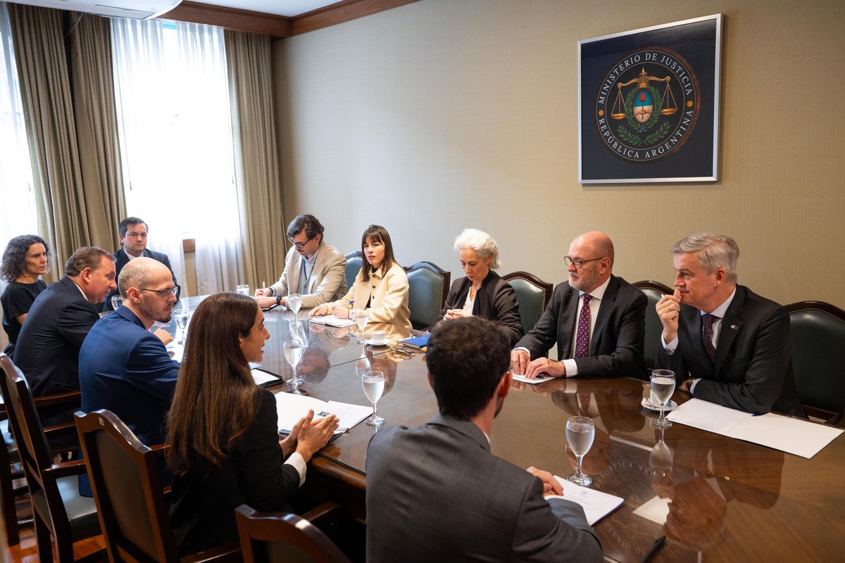 juanbmahiques's tweet photo. "La cooperación internacional es esencial para poder tener éxito en las investigaciones de delitos transnacionales"

Junto al equipo del Ministerio de Justicia @MinJusticia_Ar nos reunimos con @erikhoeeg , Embajador de la Unión Europea en Argentina, Olivier Luyckx, Jefe de Unidad para América Latina y el Caribe, Ilse Cougé, Jefa de Cooperación de la Delegación de la Unión Europea en el país,  junto a Iván Navas Fernández agregado de Cooperación y Lianne Guerra Desk Officer para Argentina, con el objetivo de trabajar esta temática.