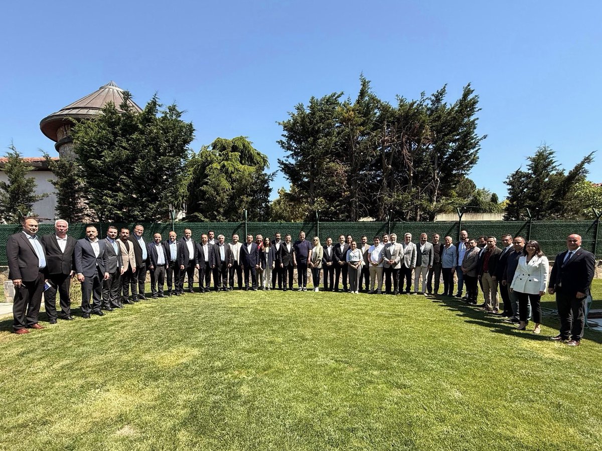 avdanisakpolat's tweet photo. 📍 Silivri Zindanı

Cumhurbaşkanı adayımız Ekrem İmamoğlu’nun, özgürlüğünden mahrum bırakıldığı ikinci doğum günü…

Geçtiğimiz yıl 26 saat süren canlı billboard eylemimizle doğum gününü kutlamış, milyonların ortak umudunu meydanlara taşımıştık. Bugün ise yine aynı kararlılıkla, aynı inançla yanındayız.

Duvarlar umutları hapsedemez, hukuksuzluk milletin iradesini teslim alamaz. Ekrem İmamoğlu adalet isteyenlerin, demokrasiye inananların ve bu ülkeye yeniden nefes aldırmak isteyen milyonların ortak umududur.

Özgürlüğüne, ailene ve seni bekleyen milyonlara kavuşacağın günler yakın başkanım. Bu ülkenin yarınlarına dair umudumuz da, iktidar yürüyüşümüz de büyüyerek devam ediyor.

İyi ki doğdun, hepimize umut oldun Ekrem Başkanım!