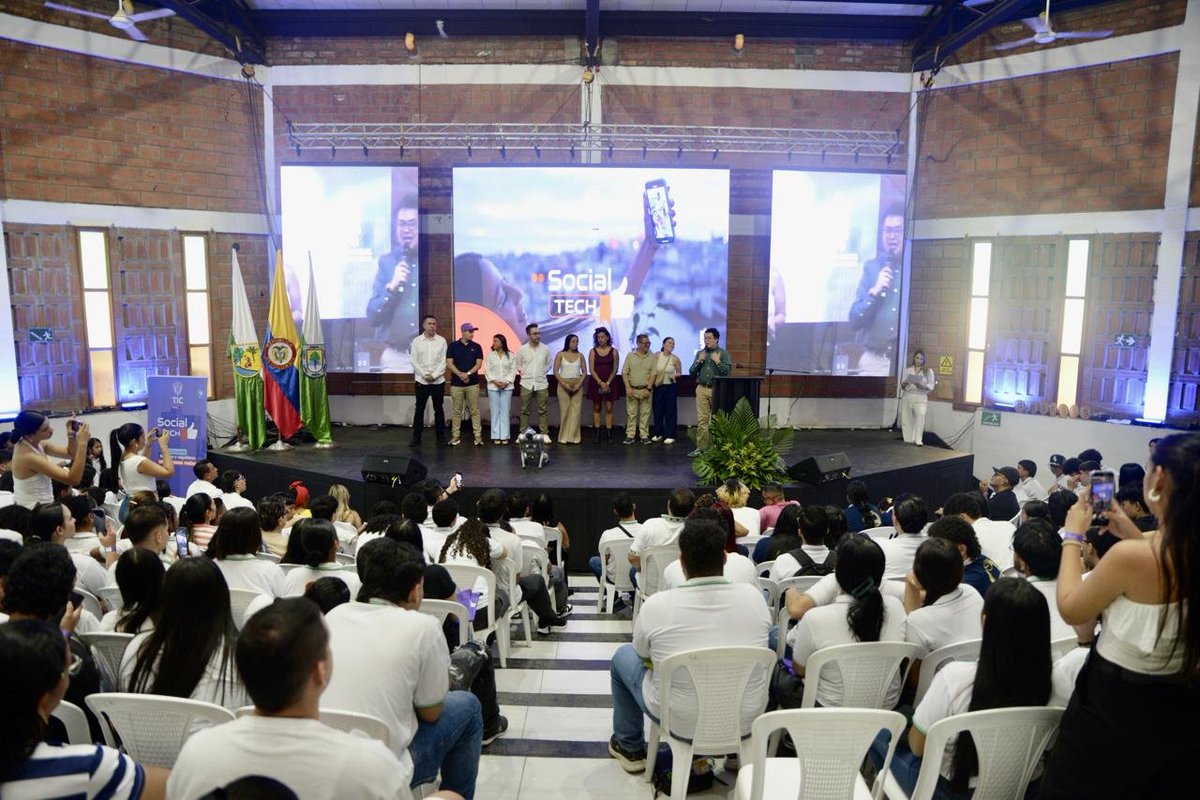 TalentoDigCol's tweet photo. Detrás de las 104.000 personas inscritas hay jóvenes rurales, mujeres cabeza de familia y emprendedores que, desde sus regiones, dijeron: "yo también puedo ser parte de la economía digital". 

No solo aprendieron marketing o monetización, descubrieron cómo creer en su talento. 🇨🇴 https://t.co/vGs9AuS13n