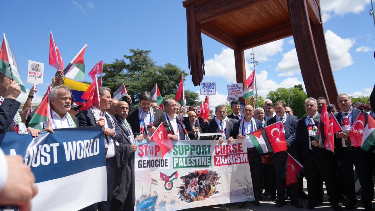 KltrMemur's tweet photo. MEMUR-SEN HEYETİYLE CENEVRE’DEKİ ILO ÇALIŞMA KONFERANSI’NA KATILDI.

Cenevre’de gerçekleştirilen Uluslararası Çalışma Örgütü’nün (ILO) 114. Çalışma Konferansı’na; Memur-Sen Genel Başkanımız Sayın Ali Yalçın, Genel Başkanımız Mecit Erdoğan, Memur-Sen genel başkan yardımcıları ve bağlı sendikaların genel başkanları ile birlikte katılım sağladı.

187 ülkeden hükümet, işveren ve işçi temsilcilerini buluşturan bu önemli platformda; çalışma hayatının geleceğini şekillendiren temel başlıkları, sosyal diyaloğu, insana yakışır iş modellerini, çalışma barışını ve küresel emek politikaları değerlendirildi.

Türkiye’de kamu görevlileri sendikacılığının öncü sesi olarak; ülkemizin sendikal birikimini, emeğe değer veren yaklaşımını ve tecrübelerini uluslararası arenada paylaşmaya devam ediyoruz. Çalışma hayatının daha adil, güçlü ve sürdürülebilir bir yapıya kavuşması adına atılan her adımı önemsiyor; alın terinin ve sosyal diyaloğun güçlenmesi için kararlılıkla çalışmayı sürdürüyoruz.