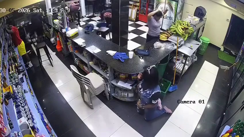entrejerez's tweet photo. 🚨 ¡Terror en colmado! Cámaras captan violento asalto a mano armada y clientes viven momentos de pánico en Santo Domingo https://t.co/8NWfEkOueE https://t.co/hlsxLgVEVD