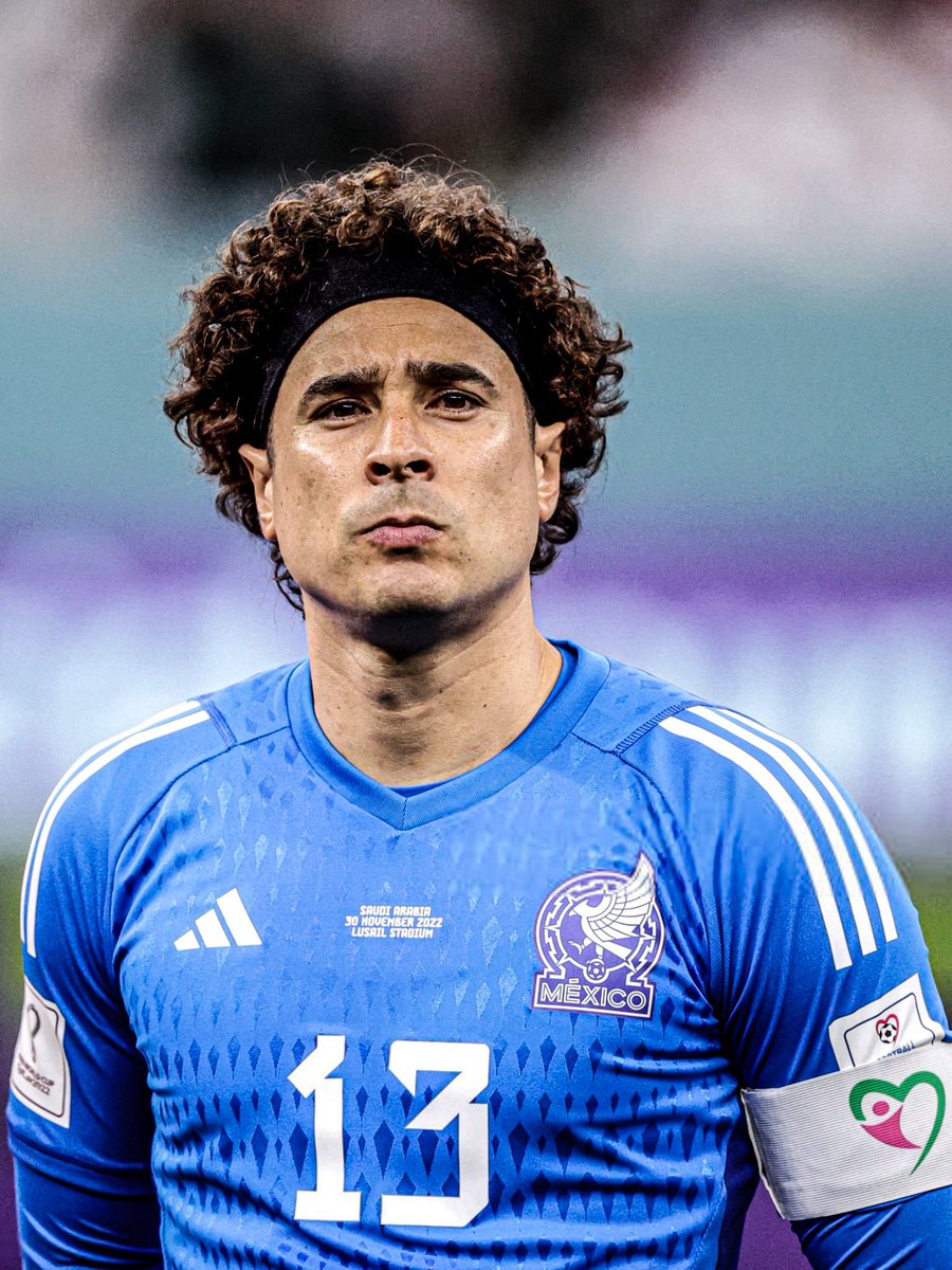 AtaqueFutbolero's tweet photo. 🤯🇲🇽 Guillermo Ochoa será el ARQUERO TITULAR de México en el partido INAUGURAL del Mundial.

‼️ El Vasco Aguirre tomó esa decisión a modo de HOMENAJE por su trayectoria al ser su 6TA Copa del Mundo.

Recordemos que en un mes cumplirá 41 AÑOS y juega en CHIPRE. ⚠️

[@AztecaDeportes]