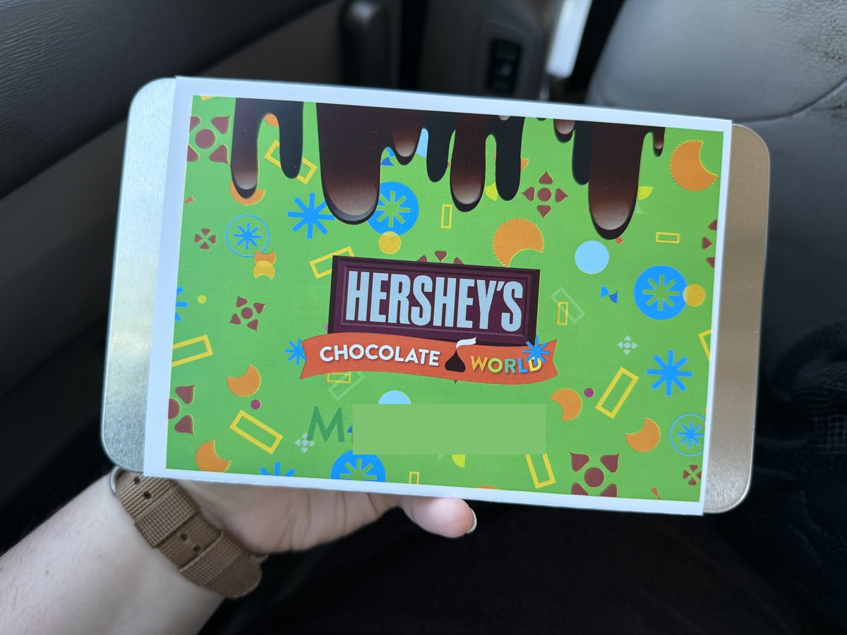 helloitsmilo's tweet photo. went down to hershey pennsylvania and made my own chocolate bar at hershey’s chocolate world today!! i didn’t know they put it in a nice tin box afterwards, very worth the $30 😌 https://t.co/edysgCuvjU