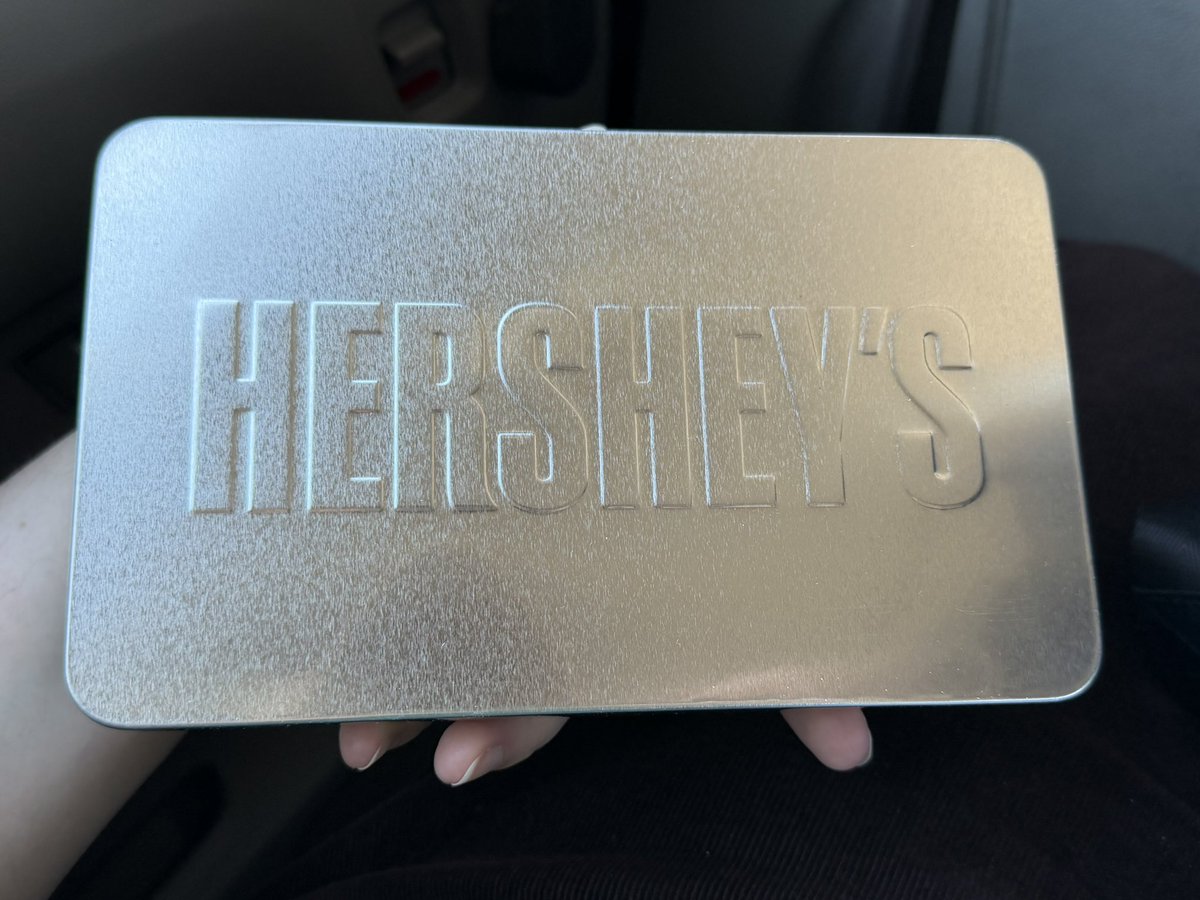 helloitsmilo's tweet photo. went down to hershey pennsylvania and made my own chocolate bar at hershey’s chocolate world today!! i didn’t know they put it in a nice tin box afterwards, very worth the $30 😌 https://t.co/edysgCuvjU