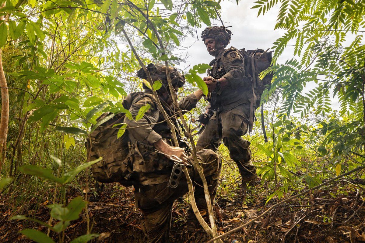 25thID's tweet photo. Moving as one cohesive team. @USArmy #TropicLightning &amp; the Philippine Army clear an objective during #JPMRCX. By synchronizing maneuvers to SEE, SENSE, &amp; STRIKE, we build the interoperable land power required to respond to any crisis. #Salaknib

📸 Sgt. Nathan Arellano https://t.co/gcusbmMY30