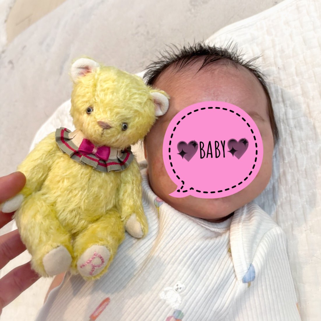 shoko_doll's tweet photo. ご依頼を受けて、ご出産お祝いのベアを作らせていただきました✨
黄色で、とのことでしたので、ちょっとポップに🎀
足裏にはイニシャルが入っています🐾

今は明咲さんの市松をお迎えした方からのご依頼でお洋服を作らせていただいています。
人との繋がりに感謝です😊 https://t.co/Xu2WV4tqh3