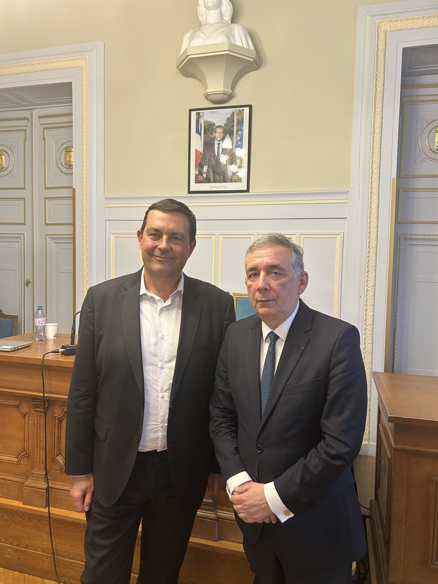OSolere's tweet photo. Honoré d’accueillir ce soir au nom de @jp_lecoq à @mairie6paris le président de la Bibliothèque Nationale de France, @GillesPecout, qui a donné une conférence passionnante sur la diplomatie culturelle des bibliothèques nationales dans le monde #paris6 #culture #diplomatie @laBnF https://t.co/ffoETNLDAS
