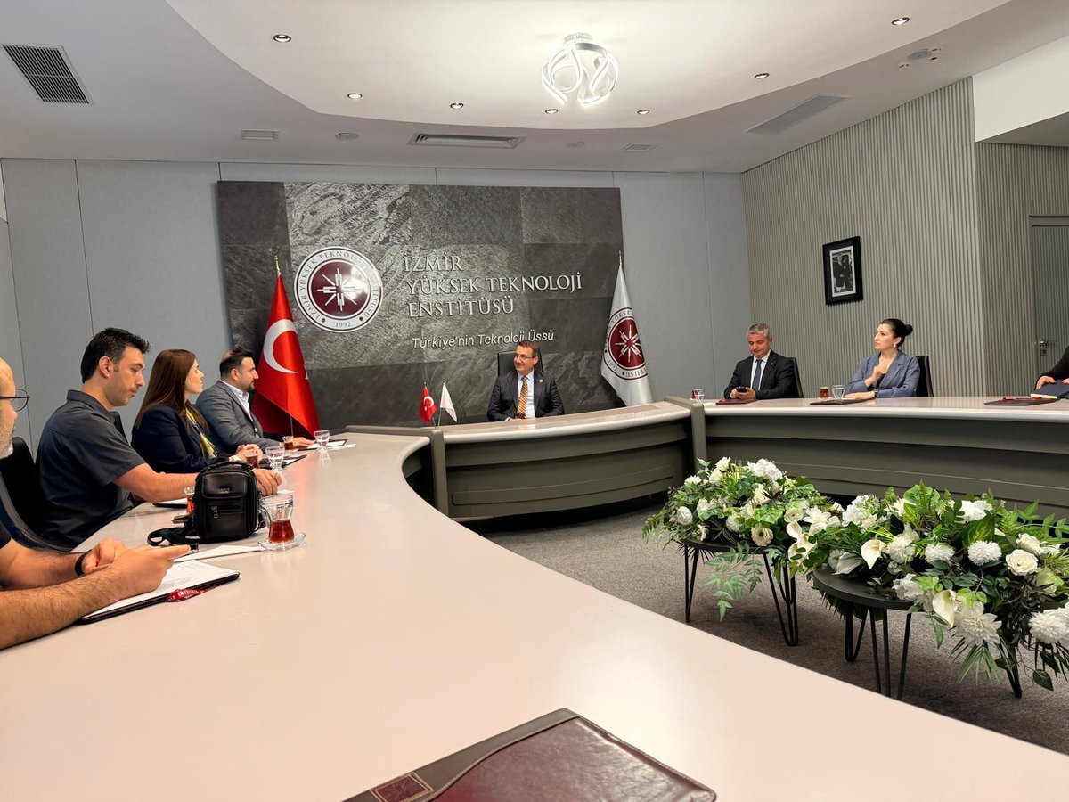 BatmanOlay's tweet photo. Batmanlı gençler için girişimcilik ve teknoloji odaklı iş birliği

AK Parti Batman İl Başkanlığı heyeti, İzmir Yüksek Teknoloji Enstitüsü (İYTE) Rektörü hemşehrimiz Prof. Dr. Yusuf Baran’ı ziyaret etti.

İl Başkan Yardımcısı ve Tanıtım Medya Başkanı Mensur Müjdeci, Bilgi ve İletişim Teknolojileri Başkanı Süheyla Dündar ile Batman Valiliği Proje Ofisi Koordinatörü Kadir Çiftçi’nin yer aldığı ziyarette, Batmanlı gençlere yönelik eğitim, girişimcilik ve teknoloji alanlarında yapılabilecek çalışmalar ele alındı.

Görüşmede özellikle Batman’da yürütülen Girişimcilik Akademisi’nin geliştirilmesi, gençlerin girişimcilik kültürüyle buluşturulması, teknoloji odaklı eğitimlerle desteklenmesi ve sahip oldukları potansiyelin ortaya çıkarılması konuları üzerinde duruldu.

Heyet, Batman’ın genç ve dinamik nüfusunun önemli bir değer olduğunu belirterek, gençlerin fikirlerini projeye dönüştürebilecekleri, kendilerini geliştirebilecekleri ve yeni fırsatlarla buluşabilecekleri çalışmaların önemine dikkat çekti.

Toplantıda ayrıca TÜBİTAK iş birlikleri, teknoloji tabanlı projeler, startup ekosistemi, yatırımcı-girişimci buluşmaları ve ortak eğitim programları hakkında görüş alışverişinde bulunuldu.

Batmanlı bir akademisyen olarak bilim dünyasında önemli başarılara imza atan İYTE Rektörü Prof. Dr. Yusuf Baran’a misafirperverliği ve Batman’a gösterdiği ilgiden dolayı teşekkür eden heyet, gençlerin geleceğine katkı sağlayacak ortak çalışmaların sürdürülmesi konusunda görüş birliğine vardı.
