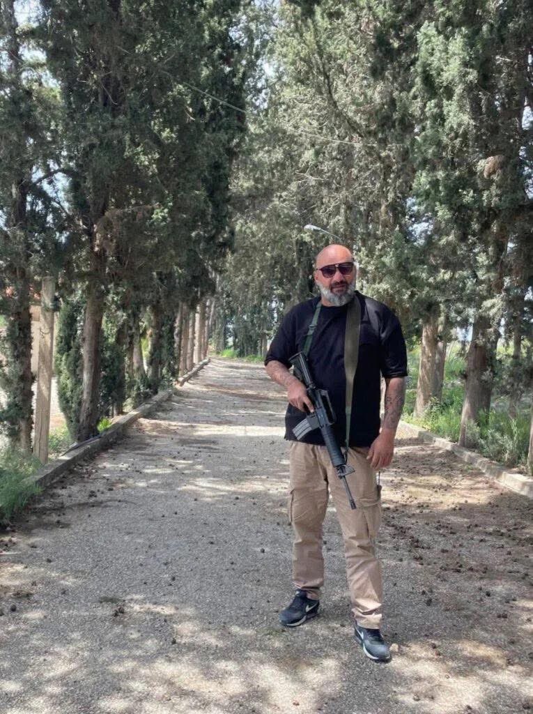 tarekabouz's tweet photo. 🔴تهمس مصادر مطلعة بأن عملية الاستهداف الإسرائيلية على أوتوستراد خلدة لم تكن عشوائية، بل استهدفت شخصية تُوصف بأنها ذات أهمية ميدانية داخل «حزب الله». 

🔴وبحسب المعلومات، فإن المستهدف هو عبد العزير سمير قاسم الملقب بـ"أبو الفضل "، وهو من سكان منطقة سبيرز في بيروت، وكان قد نجا من محاولة استهداف أول�� في صيدا صباحاً قبل أن تتم ملاحقته واستهدافه لاحقاً عبر مسيّرة إسرائيلية على أوتوستراد خلدة. 
🔴وتضيف المعطيات أن اسم "أبو الفضل " عاد إلى الواجهة لارتباطه بأحداث السابع من أيار، حيث يُتداول بأنه كان من المشاركين في احتلال بيروت وترويع المواطنين و الهجوم الذي استهدف «تلفزيون المستقبل».
