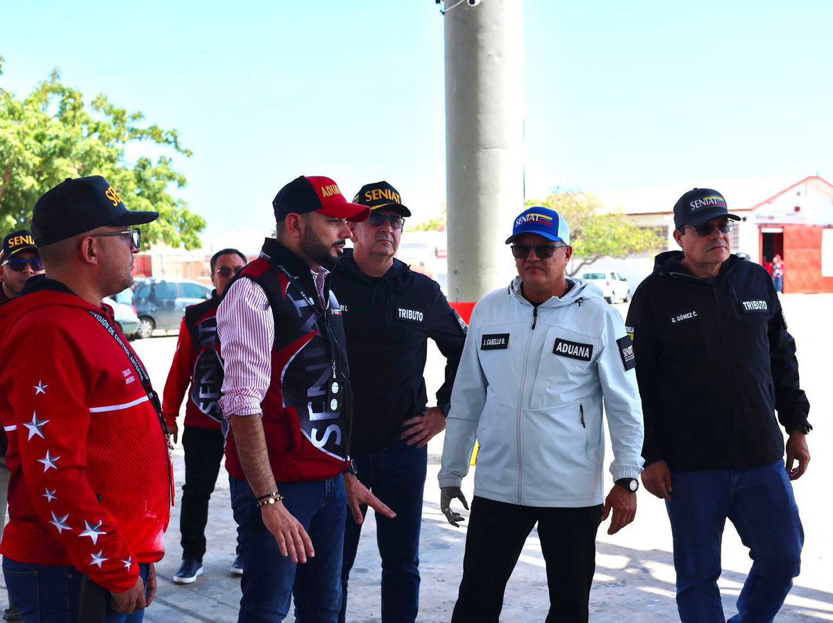 SENIAT_Oficial's tweet photo. Abocados al buen servicio 🇻🇪❤️

En el #SENIAT trabajamos con excelencia, eficiencia y vocación de servicio, por ello cada proceso aduanero y tributario se ejecuta conforme a la normativa legal vigente y garantizando la celeridad y la buena atención a todo el pueblo venezolano. https://t.co/SPsVoKmavD